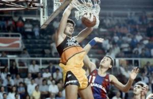 Carlos Montes, en su época como jugador del Estudiantes