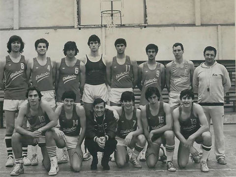 Plantilla del Juvenil A del Estudiantes en la temporada 80/81. Martín es el cuarto de pie empezando por la izquierda.