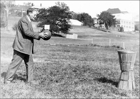 James-Naismith-practicando-baloncesto