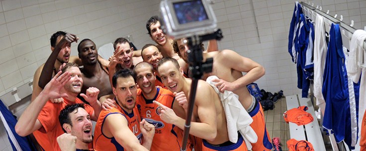 Los jugadores del Autocid Ford Burgos celebran el ascenso el pasado fin de semana. (Foto: www.cbtizona.es)