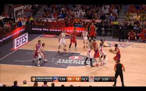 El cinco defendiendo a Teodosic, segundo missmatch que se produce en esta misma defensa del Olympiacos