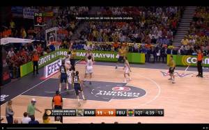 Aquí Goudelock entrando a canasta tras estar rodeado por cuatro, marcando la intención de buscar tiros bajo aro.