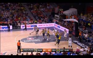 Por las distancias entre jugadores, el Fenerbahçe no lograba mantener bien marcados a los jugadores, KC Rivers lanza el triple que forzó el segundo TM de Obradovic.