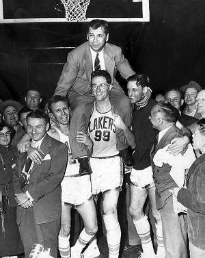 George Mikan lleva en hombros a John Kundla tras logar el anillo de 1952