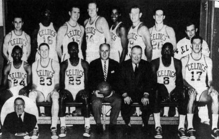 Los Celtics campeones de la temporada 1963/64. Lovellette, en el centro, con el número 34.
