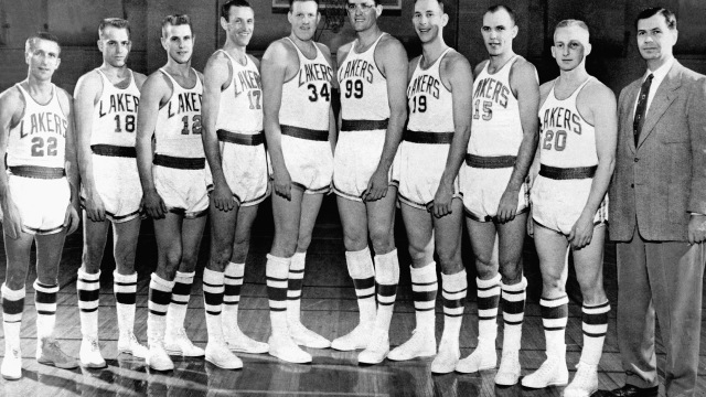 Los Lakers campeones de 1954. Lovelletee, en el centro con el 34 junto a George Mikan. (Foto: NBA Photos Library/NBAE vía Getty Images)