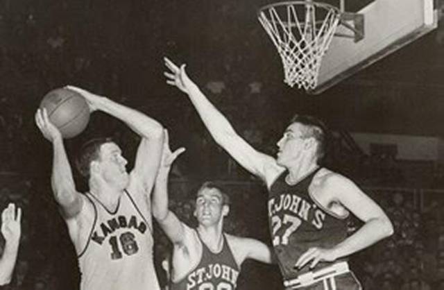 Lovellette, con el 16, en la final de la NCAA de 1952 entre Kansas y Sint John's